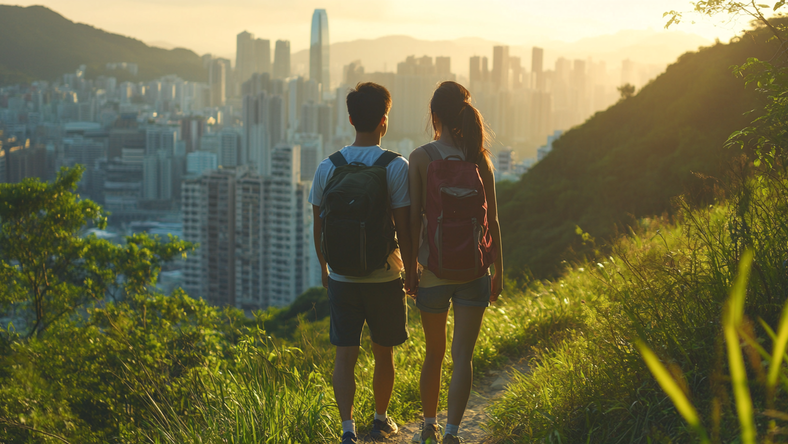 运动年轻人新约会指南:爬山、徒步和举铁出汗